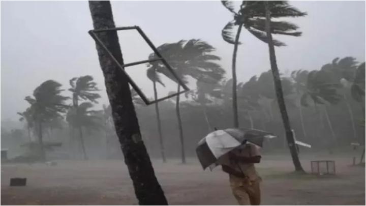 ঝড়ো হাওয়াসহ আরও বৃষ্টিপাতের আশংকা, সমুদ্রবন্দরে ৩ নম্বর সতর্কতা